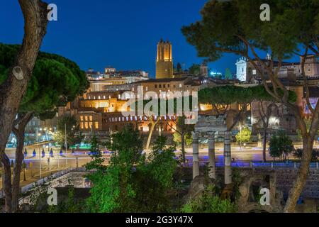 Nachtansicht der alten Gebäude von Rom: Der Trajan-Markt und der Milizturm Stockfoto