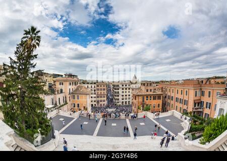 Das Meer der Menschen in Piazza di Spagna und Via Condotti, Rom Stockfoto