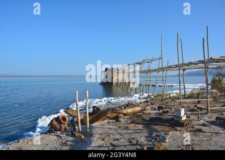 Äthiopien; Afar-Region; Danakil-Wüste; Pumpstation am Ufer des Afrera-Sees; ausgedehnte Salzgewinnung rund um den See Stockfoto