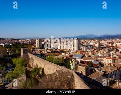 Old Town Skyline von der Stadtmauer aus gesehen, Girona oder Gerona, Katalonien, Spanien Stockfoto