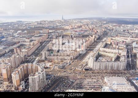 Russland, St.Petersburg, 03. März 2021: Luftaufnahme der riesigen Kreuzung an der U-Bahnstation Pioneerskaya, Ispytateley Avenue A Stockfoto