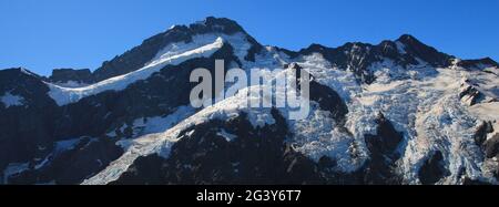 Panoramabild des Mount Sefton und des Fußhockers. Stockfoto