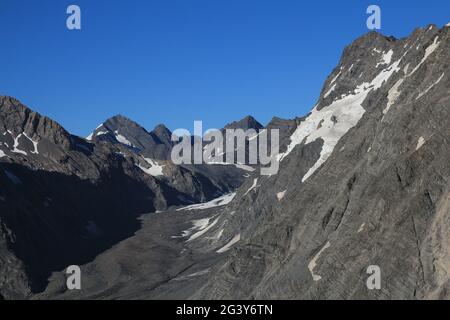 Blauer Himmel über dem Mueller Gletscher und den Bergen, Neuseeland. Stockfoto