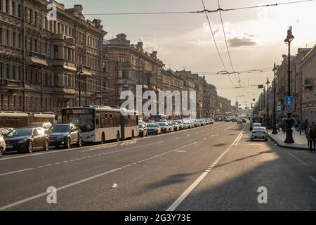 Russland, St.Petersburg, 09. Juni 2020: Die Architektur des Nevsky Prospect bei Sonnenuntergang während der Pandemie des Virus Covid-19, Long shado Stockfoto