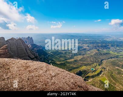 Landschaft vom Gipfel des Montserrat, einer mehrstufigen Bergkette in der Nähe von Barcelona, Katalonien, Spanien Stockfoto
