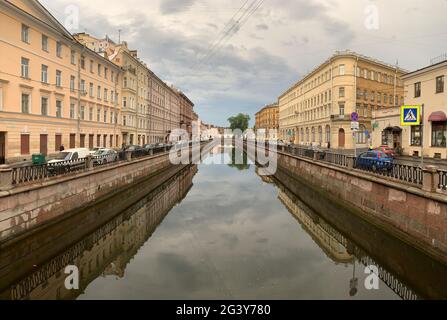 Russland, St.Petersburg, 09. Juni 2020: Gribojedow Kanal bei Sonnenuntergang, Spiegelung im Wasser, Architektur von St. Petersburg, t Stockfoto