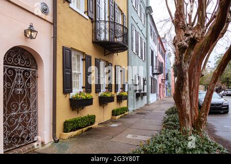 Bunte Regenbogenreihe im historischen Charleston, South Carolina Stockfoto