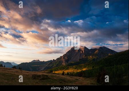 Sonnenaufgang auf dem Monte Bivera in den östlichen Karnischen Alpen in der Provinz Udine in der Region Friaul-Julisch Venetien. Italien Stockfoto