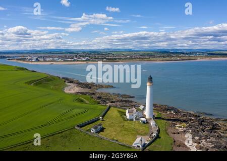 Luftaufnahme des Scurdie Ness Lighthouse, Montrose, Angus, Schottland. Stockfoto