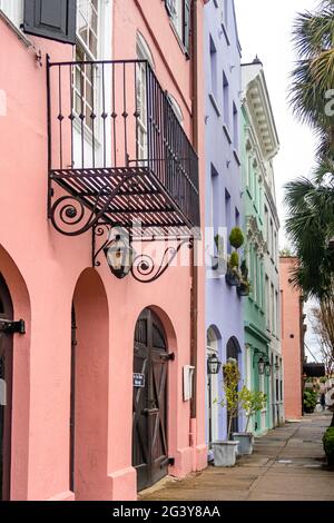 Historische bunte Regenbogenreihe in Charleston, SC Stockfoto