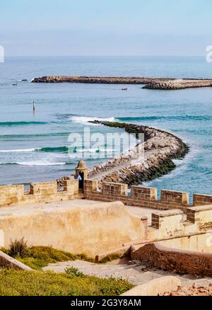 Blick auf die Flussmündung des Bou Regreg und den Atlantischen Ozean von der Kasbah der Udayas, Rabat, Rabat-Sale-Kenitra Region, Marokko Stockfoto