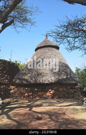 Äthiopien; Region der südlichen Nationen; Steinhaus in Konso; traditionelle Bauweise; Menschen im Konso Stockfoto