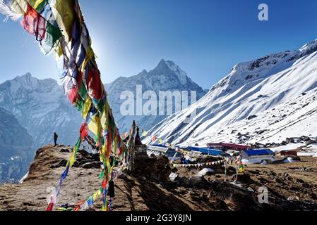 Buddhistische Gebetsfahnen über dem Annapurna Basislager, Nepal, Himalaya, Asien. Stockfoto