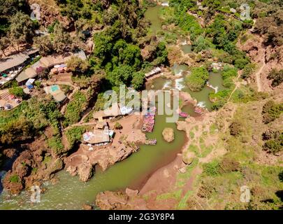 El-Abid River, erhöhter Blick von den Ouzoud Falls, Wasserfall in der Nähe des Dorfes Tanaghmeilt, Provinz Azilal, Beni Mellal-Khenifra Stockfoto