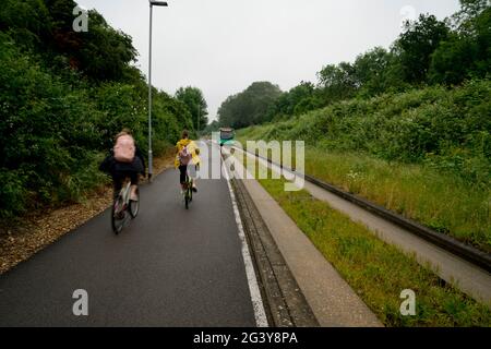 Radweg und Fußweg entlang der geführten Busstraße von Trumpington Park & Ride Cambridge zum Biomedical Campus, autofreie Zone, Großbritannien, Juni 2021 Stockfoto