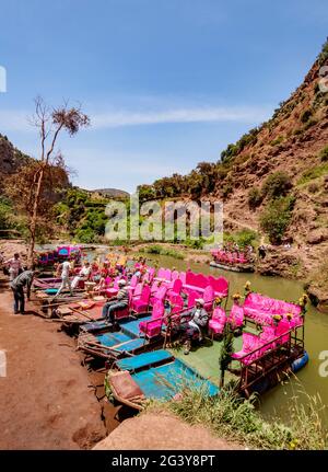 Farbenfrohe Boote an den Ouzoud-Fällen, Wasserfall in der Nähe des Dorfes Tanaghmeilt im Mittleren Atlas, Provinz Azilal, Region Beni Mellal-Khenifra, Mor Stockfoto