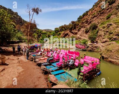 Farbenfrohe Boote an den Ouzoud-Fällen, Wasserfall in der Nähe des Dorfes Tanaghmeilt im Mittleren Atlas, Provinz Azilal, Region Beni Mellal-Khenifra, Mor Stockfoto