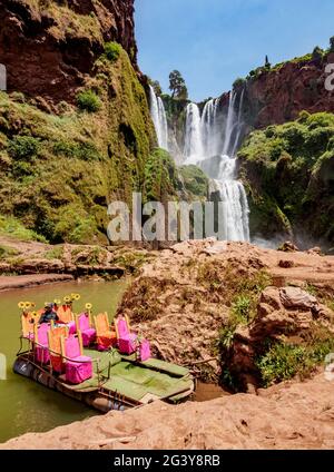 Farbenfrohes Boot an den Ouzoud-Fällen, Wasserfall in der Nähe des Dorfes Tanaghmeilt im Mittleren Atlas, Provinz Azilal, Region Beni Mellal-Khenifra, Moro Stockfoto