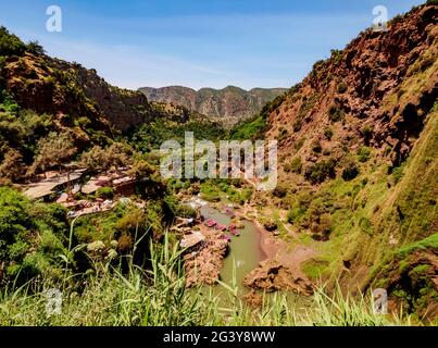 El-Abid River, erhöhter Blick von den Ouzoud Falls, Wasserfall in der Nähe des Dorfes Tanaghmeilt, Provinz Azilal, Beni Mellal-Khenifra Stockfoto