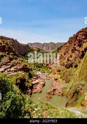 El-Abid River, erhöhter Blick von den Ouzoud Falls, Wasserfall in der Nähe des Dorfes Tanaghmeilt, Provinz Azilal, Beni Mellal-Khenifra Stockfoto