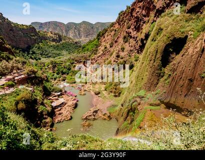 El-Abid River, erhöhter Blick von den Ouzoud Falls, Wasserfall in der Nähe des Dorfes Tanaghmeilt, Provinz Azilal, Beni Mellal-Khenifra Stockfoto