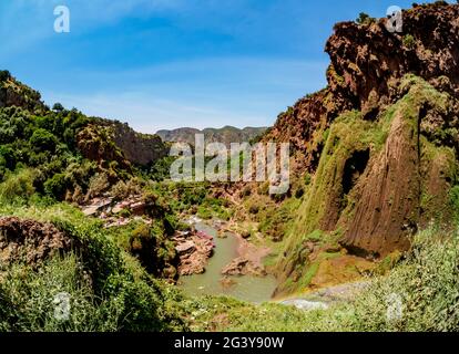 El-Abid River, erhöhter Blick von den Ouzoud Falls, Wasserfall in der Nähe des Dorfes Tanaghmeilt, Provinz Azilal, Beni Mellal-Khenifra Stockfoto