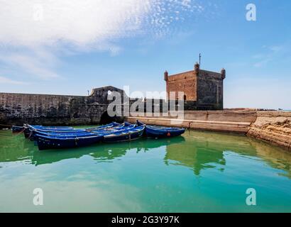 Blaue Boote im Scala Hafen und der Zitadelle, Essaouira, Marrakesch-Safi Region, Marokko Stockfoto