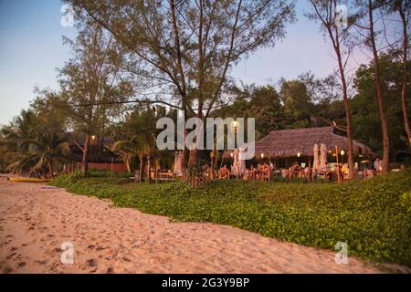 Menschen, die Getränke im Restaurant und in der Bar des Mango Bay Resort am Ong lang Beach bei Sonnenuntergang genießen, Ong lang, Phu Quoc Island, Kien Giang, Vietnam, Stockfoto