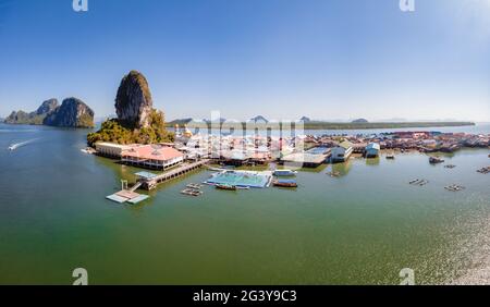 Ko Panyi oder Koh Panyee, Wahrzeichen des muslimischen Fischerdorfes, reisen mit dem Boot im Ao Phang Nga Bay National Park, Thailand Stockfoto