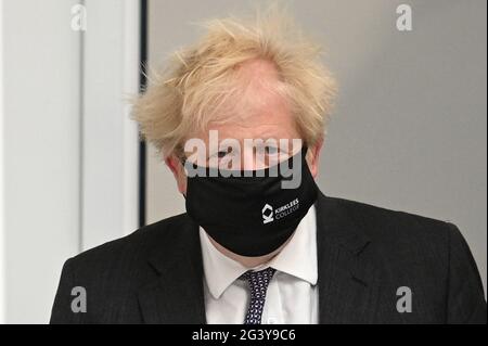 Premierminister Boris Johnson bei einem Besuch im Kirklees College Springfield Sixth Form Center in Dewsbury, West Yorkshire. Bilddatum: Freitag, 18. Juni 2021. Stockfoto