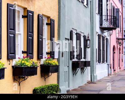 Farbenfrohe Häuser in der berühmten Regenbogenreihe in Charleston, SC. Berühmtes Reiseziel im Süden. Stockfoto