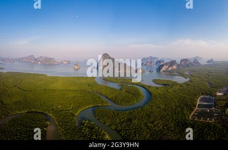 Panoramablick auf Sametnangshe, Blick auf Berge in der Phangnga Bucht mit Mangrovenwald in andamanensee mit Abenddämmerungshimmel, Stockfoto