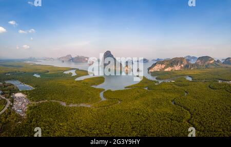 Panoramablick auf Sametnangshe, Blick auf Berge in der Phangnga Bucht mit Mangrovenwald in andamanensee mit Abenddämmerungshimmel, Stockfoto