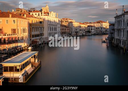 Blick auf den Canale Grande bei Sonnenaufgang, Venedig, Venetien, Italien, Europa Stockfoto