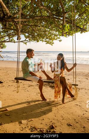 Glücklicher Reisender Paar entspannen auf Schaukel und suchen schöne Naturlandschaft , Andamanensee, Krabi, Tourist Sea Beach Thailand, Stockfoto