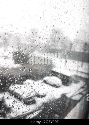 Foto eines Fensters mit Wassertropfen während des Wintersturms Stockfoto