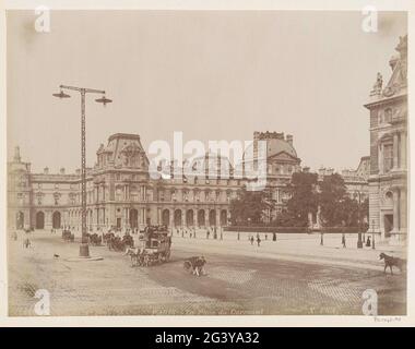 Place du Carrousel in Paris mit Passanten, Pferdekoranzen und einer Pferdetram; Paris La Place du Carousel. Teil des Reisealbums mit Bildern von Sehenswürdigkeiten in Belgien und Frankreich. Stockfoto