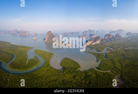 Panoramablick auf Sametnangshe, Blick auf Berge in der Phangnga Bucht mit Mangrovenwald in andamanensee mit Abenddämmerungshimmel, Stockfoto