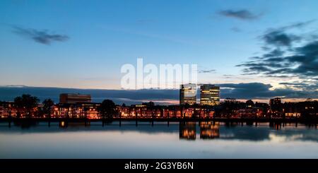 Abendansicht des Hauptbahnhofs mit Büros und Luxushäusern in der niederländischen Stadt Arnhem, Niederlande Stockfoto