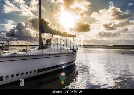 Morgenstimmung mit einem Segelboot im Nationalpark Wattenmeer, Spiekeroog, Ostfriesland, Niedersachsen, Deutschland, Europa Stockfoto