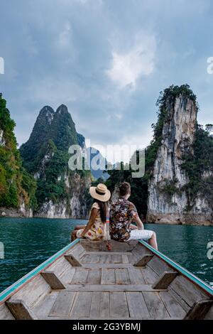Paar auf einem Longtail-Boot, das den Khao Sok Nationalpark in Phangnga Thailand, den Khao Sok Nationalpark mit einem Longtail-Boot besucht Stockfoto