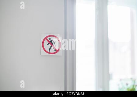 Kein Passverbot, kein Aufkleber mit dem Symbol für den Go-Zone-Bereich an der Tür Stockfoto