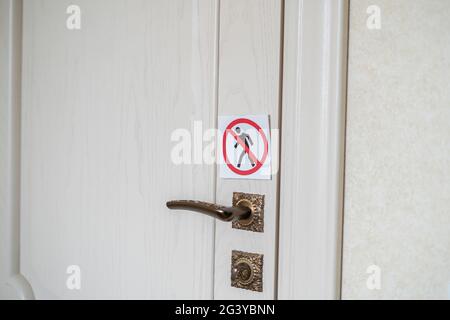 Kein Passverbot, kein Aufkleber mit dem Symbol für den Go-Zone-Bereich an der Tür Stockfoto