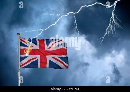 Konzept des britischen Brexit mit der englischen Flagge geschlagen Durch Blitz in einem schweren Sturm Stockfoto
