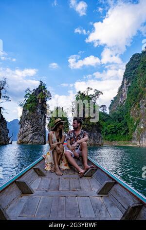 Paar auf einem Longtail-Boot, das den Khao Sok Nationalpark in Phangnga Thailand, den Khao Sok Nationalpark mit einem Longtail-Boot besucht Stockfoto