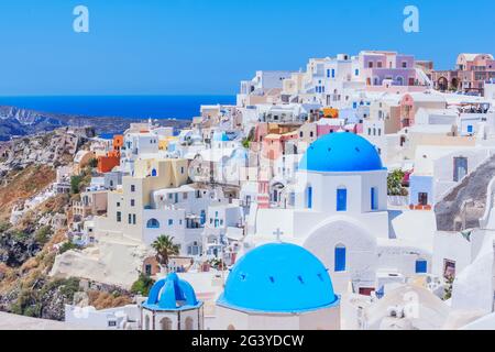 Blick auf das Dorf Oia, Oia, Santorini, Kykladen, Griechenland Stockfoto