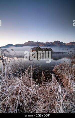 Drei Fischerhütten am Kochelsee im Morgenlicht bei Schlehdorf, Bayern, Deutschland. Stockfoto
