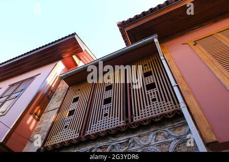 Antalya, Türkei - 10. Juni 2021 : stilvolle Fensterläden aus Holz an einem historischen Türkischen Haus Fenster in Antalya Kaleici Stockfoto