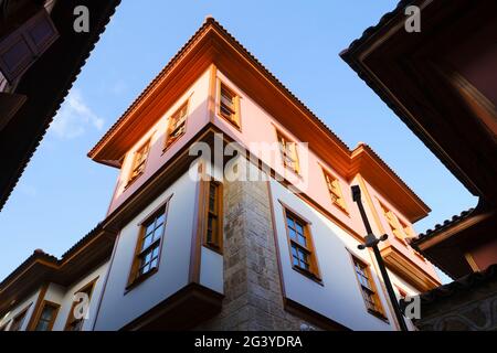 Antalya, Türkei - 10. Juni 2021 : EINE schöne Straße mit historischen türkischen Häusern der Altstadt in Antalya, Kaleici, Türkei. Stockfoto