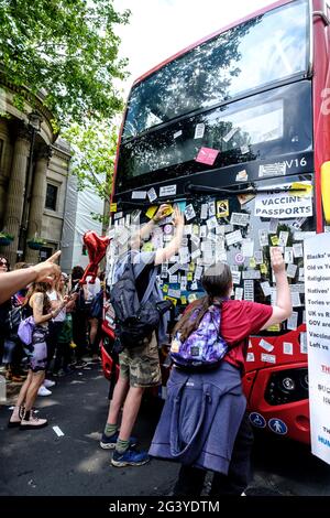 Anti-vax-Demonstranten haben während eines Protestes und einer Demonstration gegen die Sperrung/gegen die Impfung im Mai 2021 in London Aufkleber im gesamten Londoner Bus angebracht Stockfoto